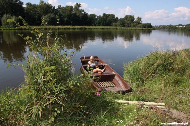 Молодая русская блондинка нашла как трахнутся на природе Молодая русская блондинка нашла как трахнутся на природе