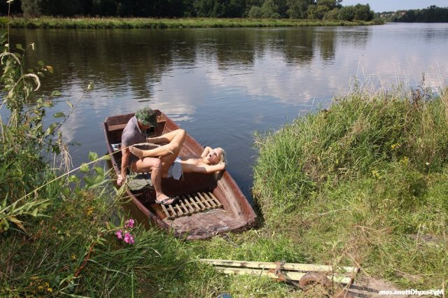 Молодая русская блондинка нашла как трахнутся на природе Молодая русская блондинка нашла как трахнутся на природе