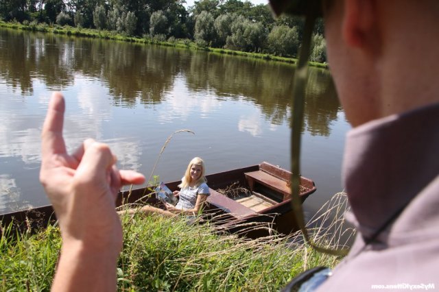Молодая русская блондинка нашла как трахнутся на природе Молодая русская блондинка нашла как трахнутся на природе