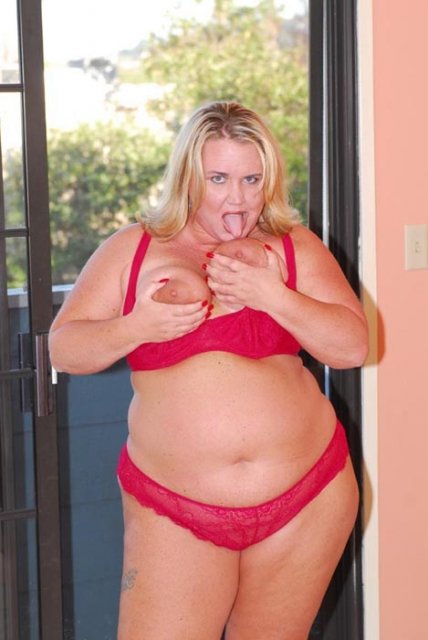 Толстая блондинка в красивом белье и трахается в киску Толстая блондинка в красивом белье и трахается в киску