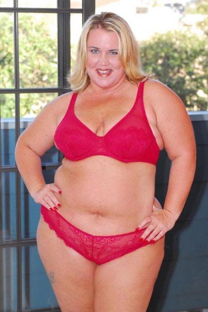 Толстая блондинка в красивом белье и трахается в киску Толстая блондинка в красивом белье и трахается в киску