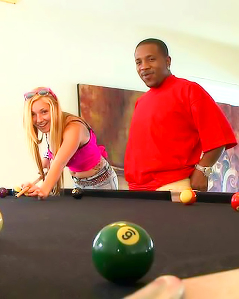 Развратная крошка делает отсос негру с толстым членом перед еблей Развратная крошка делает отсос негру с толстым членом перед еблей