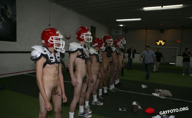 Футбольная толпа геев занимается анальной еблей в очко Футбольная толпа геев занимается анальной еблей в очко