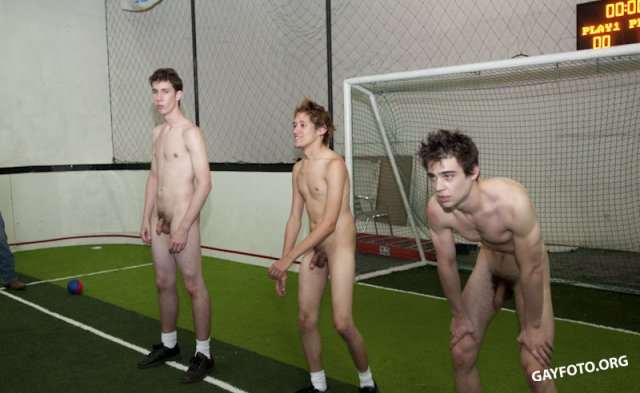 Футбольная толпа геев занимается анальной еблей в очко Футбольная толпа геев занимается анальной еблей в очко