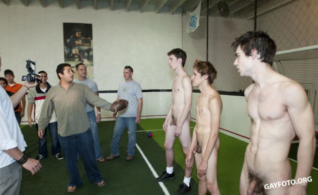 Футбольная толпа геев занимается анальной еблей в очко Футбольная толпа геев занимается анальной еблей в очко