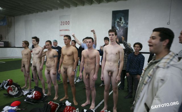 Футбольная толпа геев занимается анальной еблей в очко Футбольная толпа геев занимается анальной еблей в очко