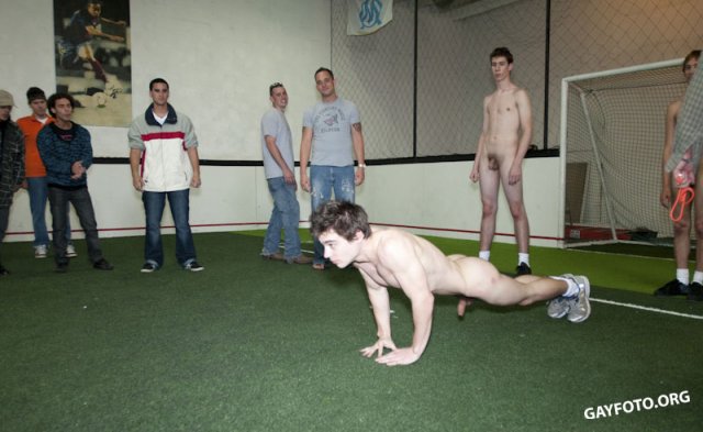 Футбольная толпа геев занимается анальной еблей в очко Футбольная толпа геев занимается анальной еблей в очко