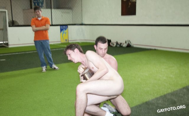 Футбольная толпа геев занимается анальной еблей в очко Футбольная толпа геев занимается анальной еблей в очко