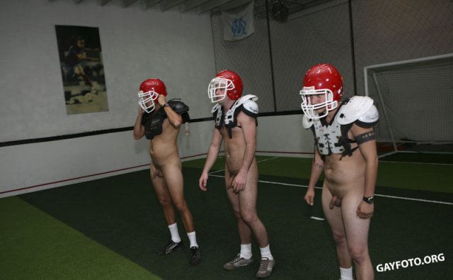 Футбольная толпа геев занимается анальной еблей в очко Футбольная толпа геев занимается анальной еблей в очко