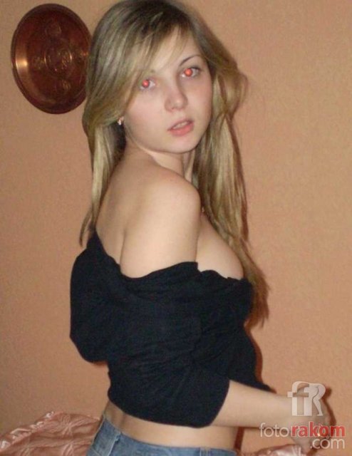 Девочка снимает красивые титьки на камеру и откровенно позирует Девочка снимает красивые титьки на камеру и откровенно позирует