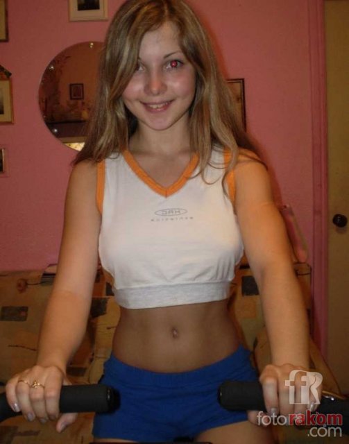 Девочка снимает красивые титьки на камеру и откровенно позирует Девочка снимает красивые титьки на камеру и откровенно позирует