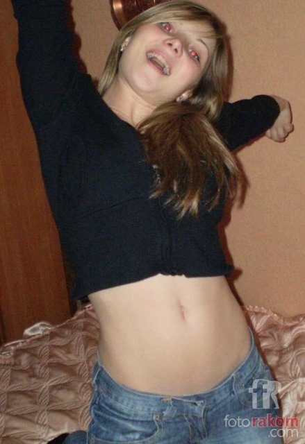 Девочка снимает красивые титьки на камеру и откровенно позирует Девочка снимает красивые титьки на камеру и откровенно позирует