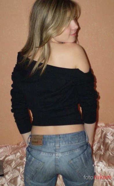 Девочка снимает красивые титьки на камеру и откровенно позирует Девочка снимает красивые титьки на камеру и откровенно позирует